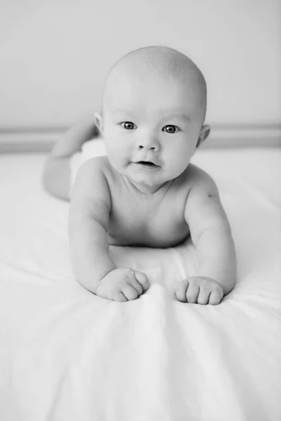 Baby auf dem Bett — Stockfoto