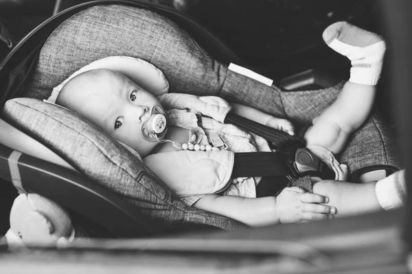 Bébé garçon en voiture — Photo