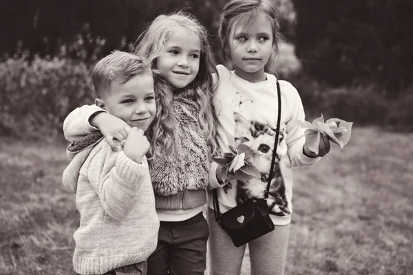 Drie Kinderen Plezier Herfst Park — Stockfoto