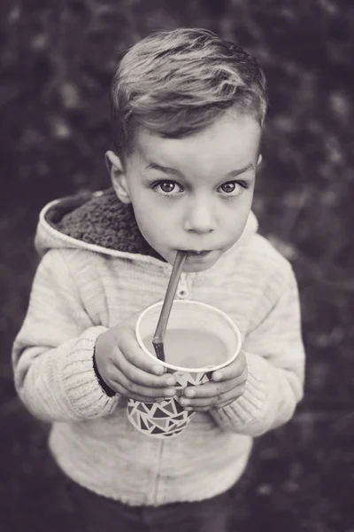 Petit Enfant Marchant Dans Forêt Buvant Chocolat Chaud Jour Automne — Photo