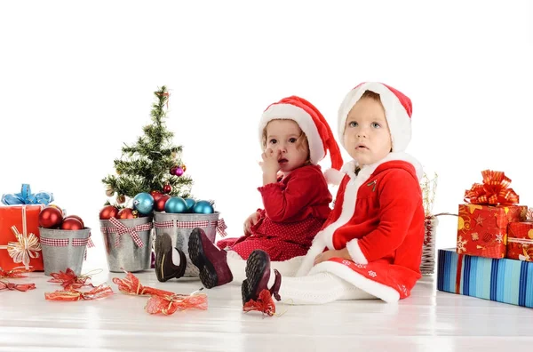 Dwie Zabawne Dziecko Dziewczynka Santas Nad Białym — Zdjęcie stockowe