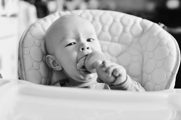 Baby med nibbler — Stockfoto