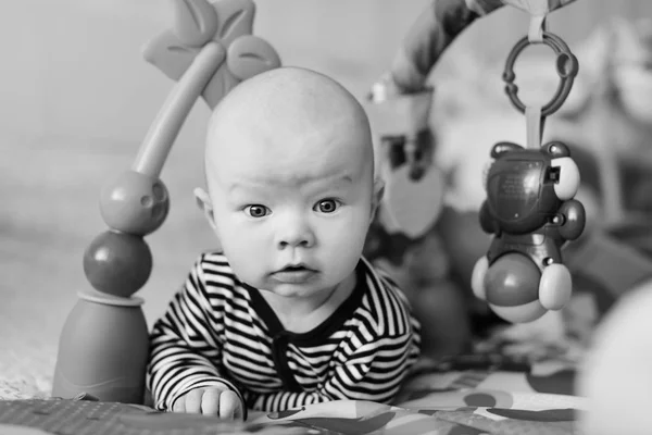 Bebê no tapete de brinquedo — Fotografia de Stock