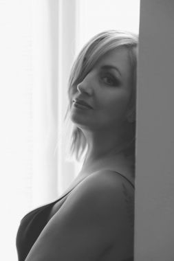 Yalnız güzel kadın