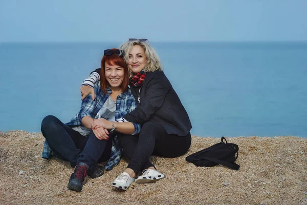 Deux Amies Souriantes Embrassant Sur Plage — Photo