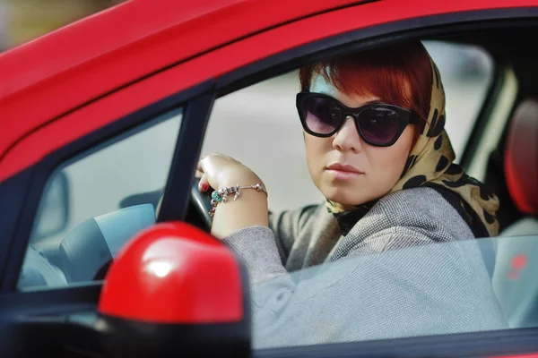 Kvinna i bil — Stockfoto