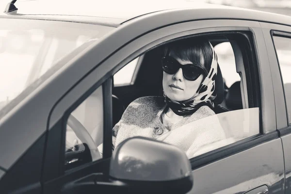 Žena v autě — Stock fotografie