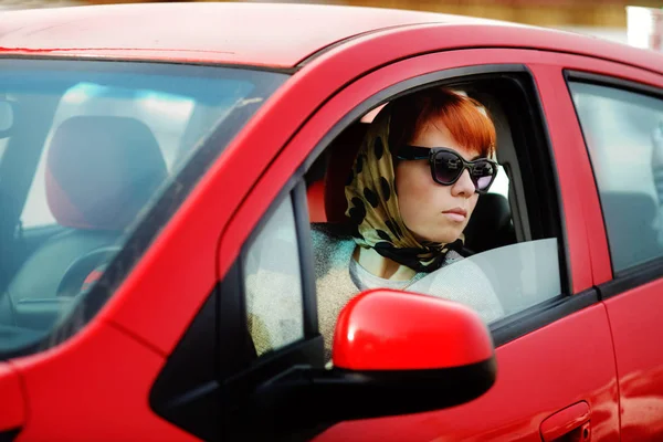 Femme sur le parking — Photo