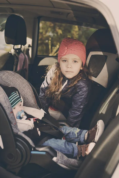 Kinderen in de auto — Stockfoto