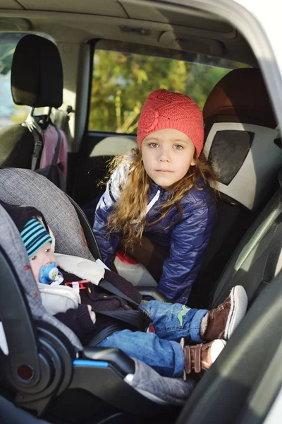 Barn i bilen — Stockfoto