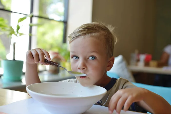 Niño pequeño comiendo sopa —  Fotos de Stock
