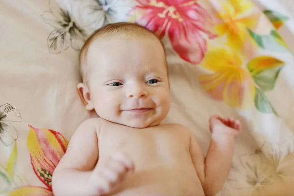 Recém-nascido sorridente doce — Fotografia de Stock