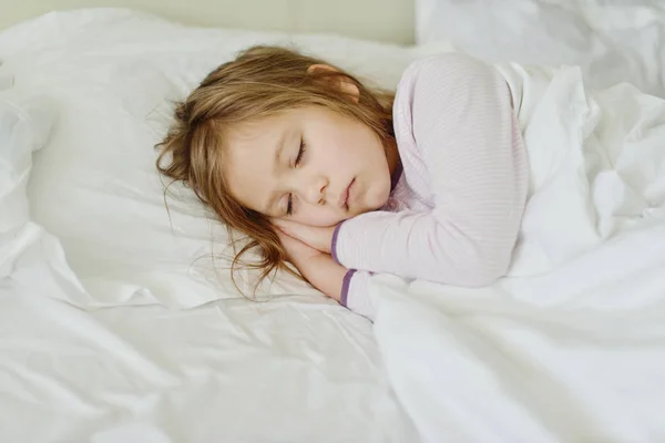 Девушка спит — стоковое фото