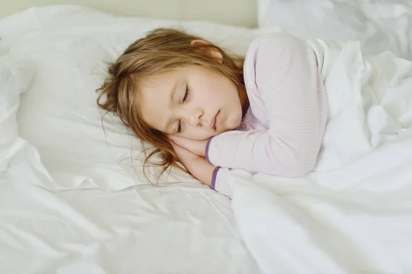 Ragazza sta dormendo — Foto Stock