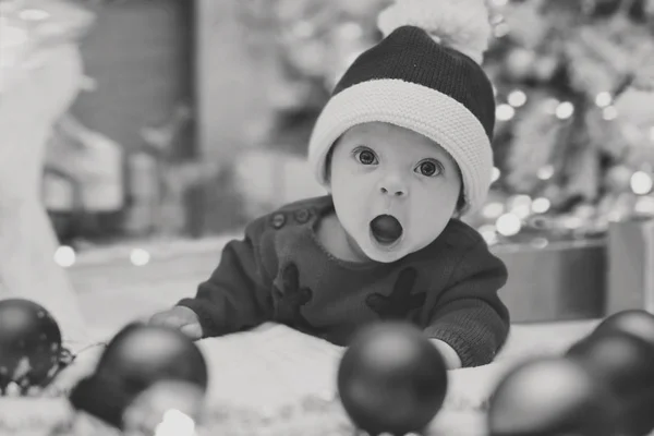 Nyfödd Baby Santa Med Öppen Mun Hemma — Stockfoto