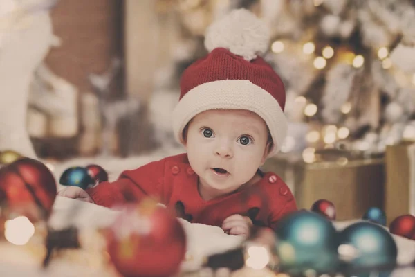 Yeni doğan bebek Noel Baba — Stok fotoğraf