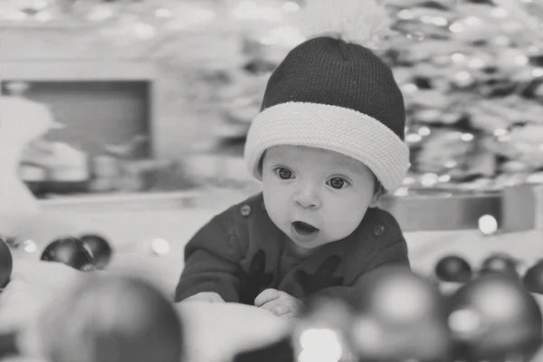 Портрет Милого Новорожденного Ребенка Рождественской Одежде Шляпе Санты — стоковое фото