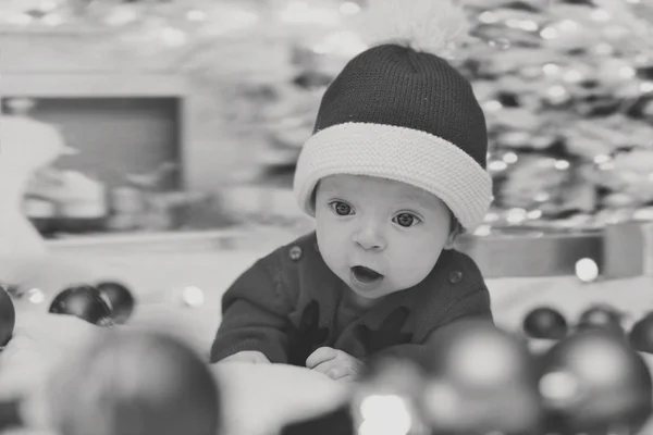 Ritratto Del Piccolo Neonato Carino Abiti Natalizi Indossando Cappello Babbo — Foto Stock