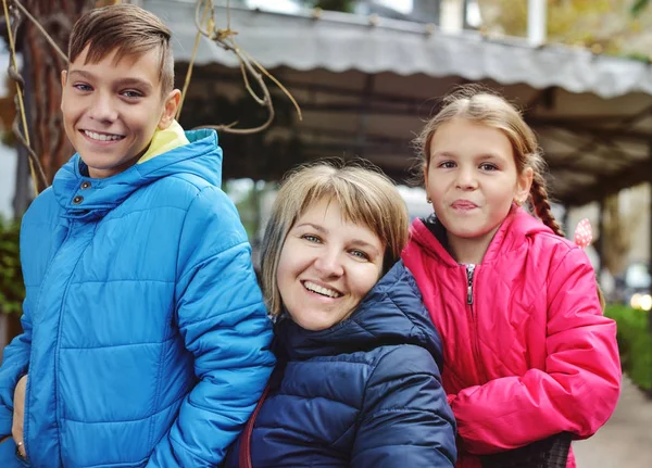 Mutter Mit Sohn Und Tochter Auf Der Straße — Stockfoto