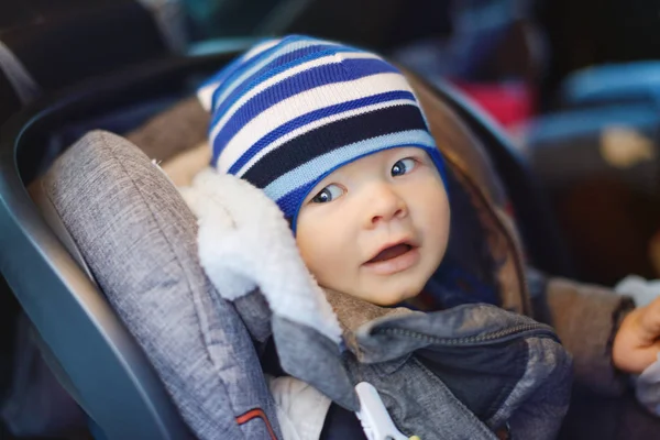 Babyjongen in autostoel — Stockfoto