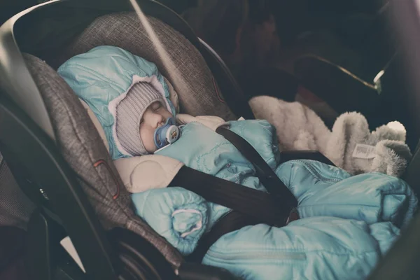 Transportation of newborn in car — Stock Photo, Image