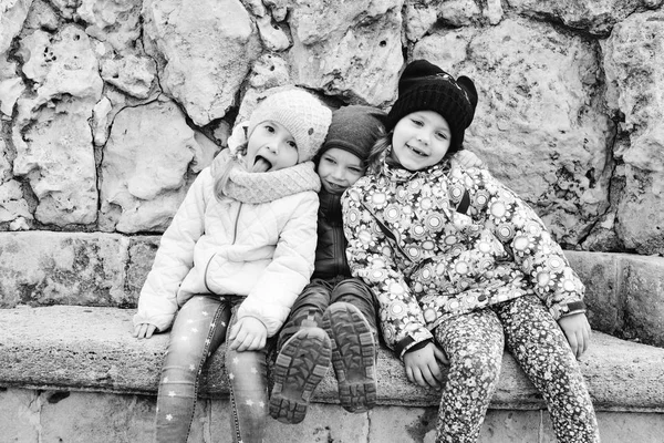 Trois Enfants Drôles Extérieur Dans Temps Froid — Photo