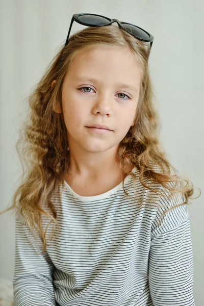 Retrato de menina pequena bonito — Fotografia de Stock