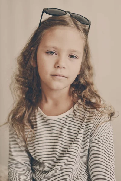 Aranyos kis lány portréja — Stock Fotó