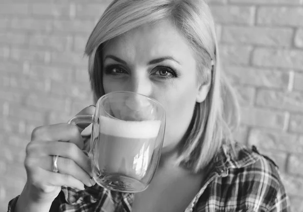 Medelålders Kvinna Med Morgonkaffe Hemma — Stockfoto