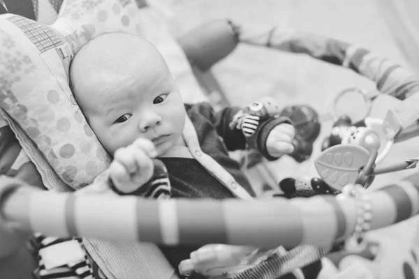 Baby på leksak mattan — Stockfoto