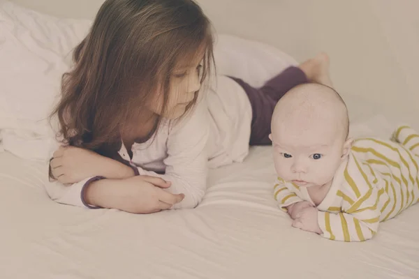 Petite Fille Son Petit Frère Sur Lit — Photo