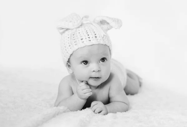 Adorable Bébé Fille Portant Chapeau Tricoté Avec Des Oreilles — Photo