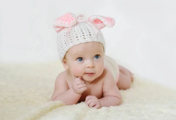 Schattig Babymeisje Dragen Van Gebreide Muts Met Oren — Stockfoto