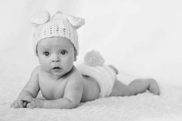 Αξιολάτρευτο Μωρό Κορίτσι Φορώντας Πλεκτό Φορεσιά Κουνέλι — Φωτογραφία Αρχείου