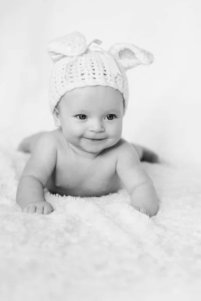Förtjusande Baby Flicka Klädd Stickad Mössa Med Öron — Stockfoto