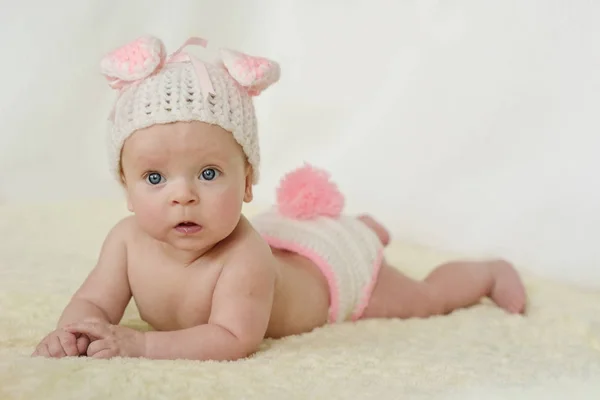 Schattig Babymeisje Draagt Gebreide Kostuum Van Het Konijn — Stockfoto