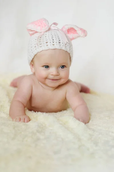 Adorable Bebé Niña Con Sombrero Punto Con Orejas —  Fotos de Stock