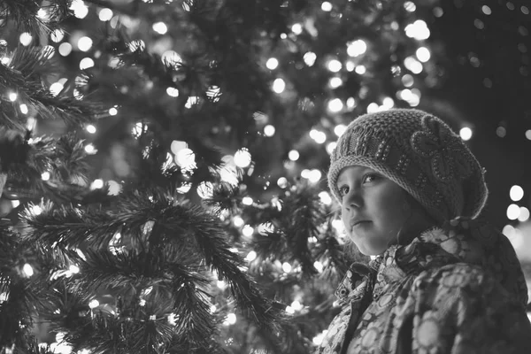 Little girl near the christmas tree — Stock Photo, Image