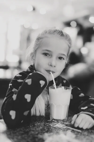 Bedårande Liten Flicka Dricka Milkshake Restaurangen — Stockfoto