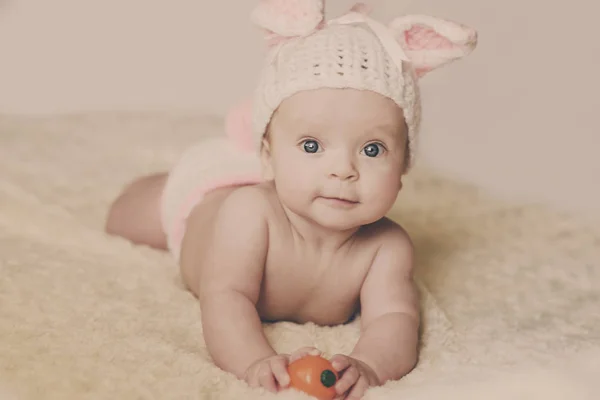 Schattige babymeisje — Stockfoto