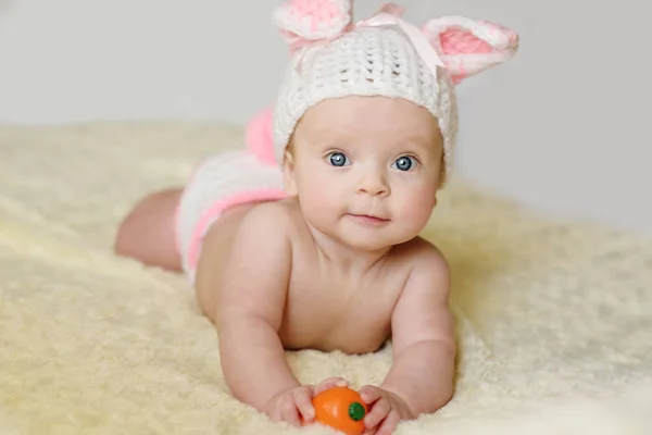 Schattige babymeisje — Stockfoto