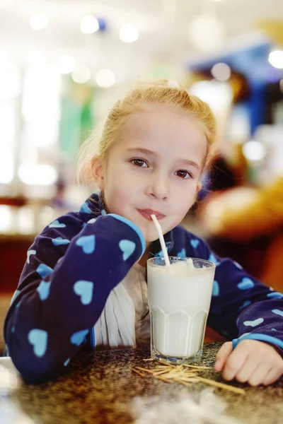 Kleines Mädchen trinkt Milchshake — Stockfoto