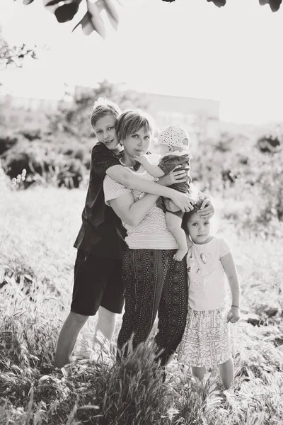 Mère Trois Enfants Sont Debout Dehors — Photo