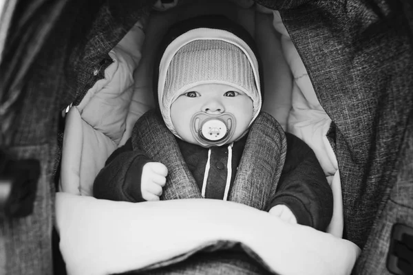 Bébé garçon dans la poussette — Photo