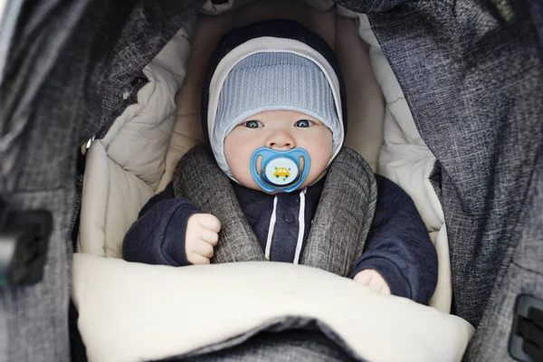 Bébé garçon dans la poussette — Photo