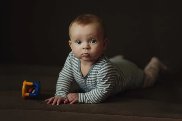 Bébé avec jouet — Photo