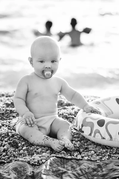 Baby op het strand — Stockfoto