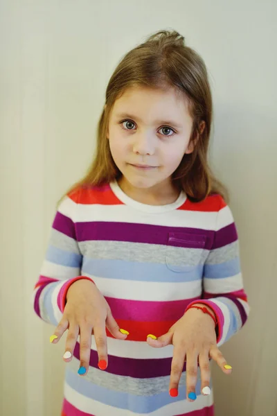 Chica divertida con uñas de colores de playtough — Foto de Stock