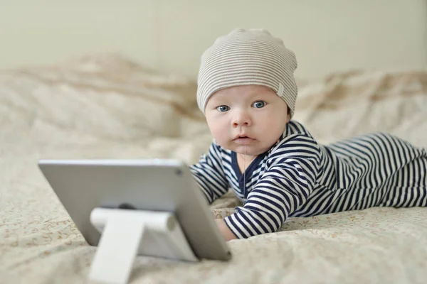 Baby mit Tablet-PC — Stockfoto