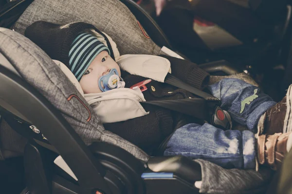 車の中で赤ちゃん — ストック写真